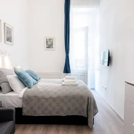 Modern With Aircon And Balcony In The Center