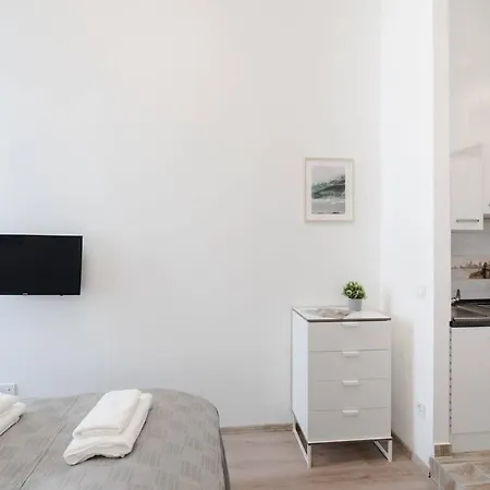 شقة Modern With Aircon And Balcony In The Center