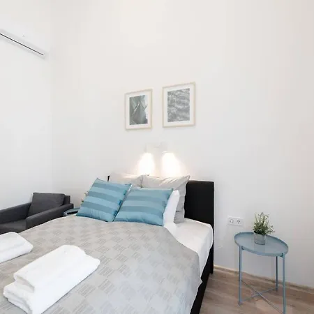Apartment Modern With Aircon And Balcony In The Center *