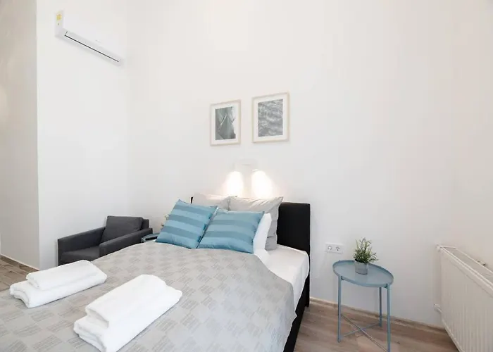 Apartment Modern With Aircon And Balcony In The Center *