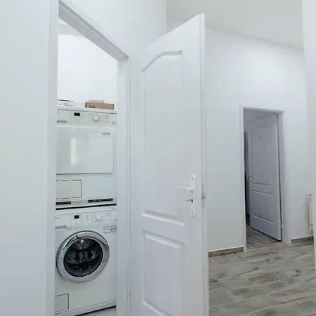 Modern With Aircon And Balcony In The Center Daire *